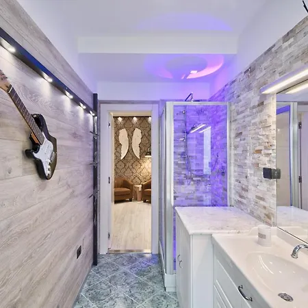 Guesthost - Dora Stylish