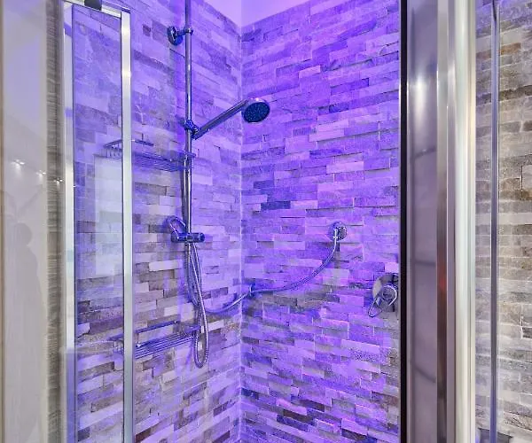 Guesthost - Dora Stylish Apartment *