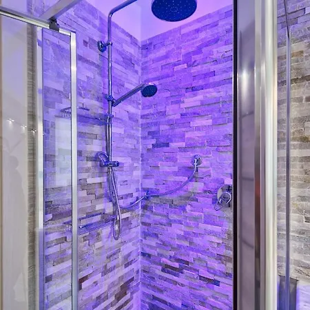 Guesthost - Dora Stylish Daire *